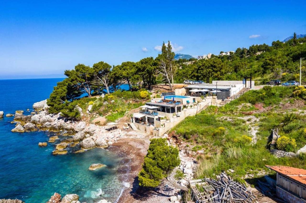 Beachfront Red Apartments With Pool Bar Exterior photo