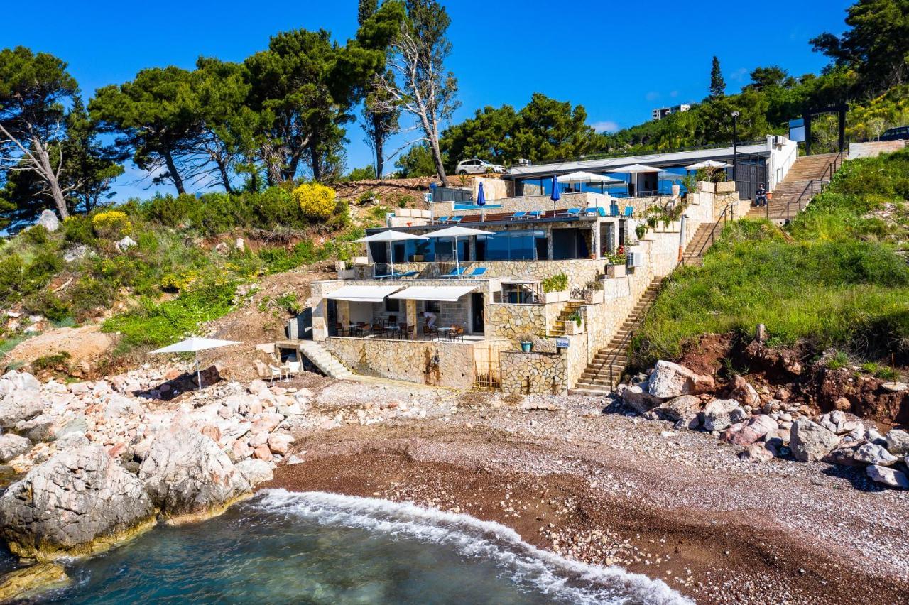 Beachfront Red Apartments With Pool Bar Exterior photo