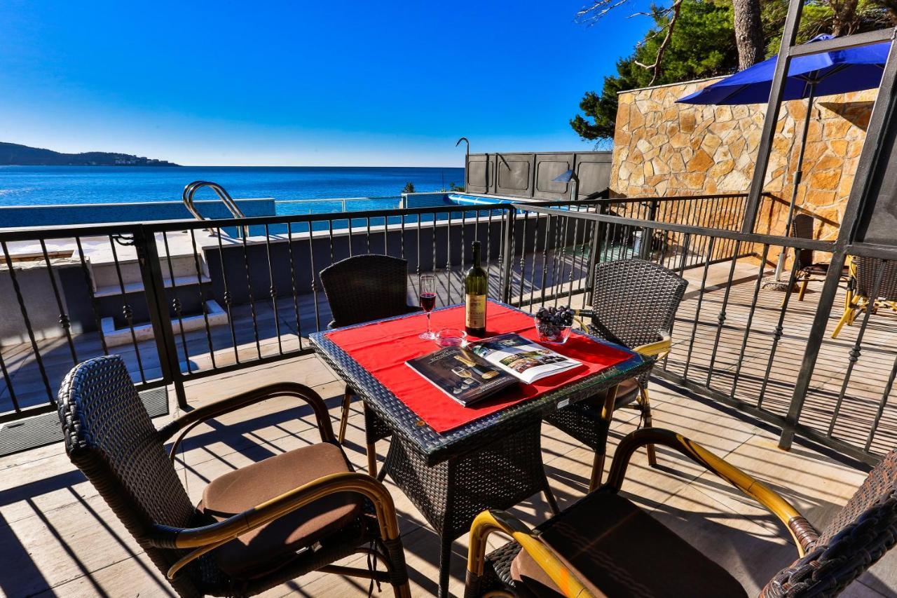 Beachfront Red Apartments With Pool Bar Exterior photo